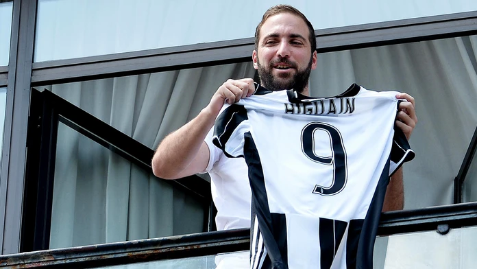 Argentínsky kanonier Gonzalo Higuaín so svojim novým dresom.