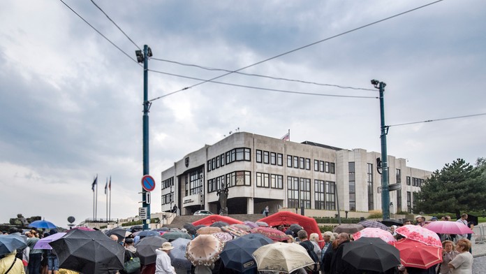 Ľudia čakajú v daždi na vstup do parlamentu počas Dňa otvorených dverí v Národnej rade SR.