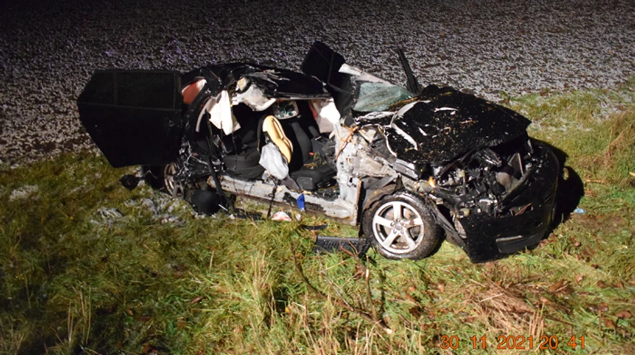 Opitý muž sadol za volant. Po náraze auta do stromu zahynula žena (†41), jej syn je ťažko zranený