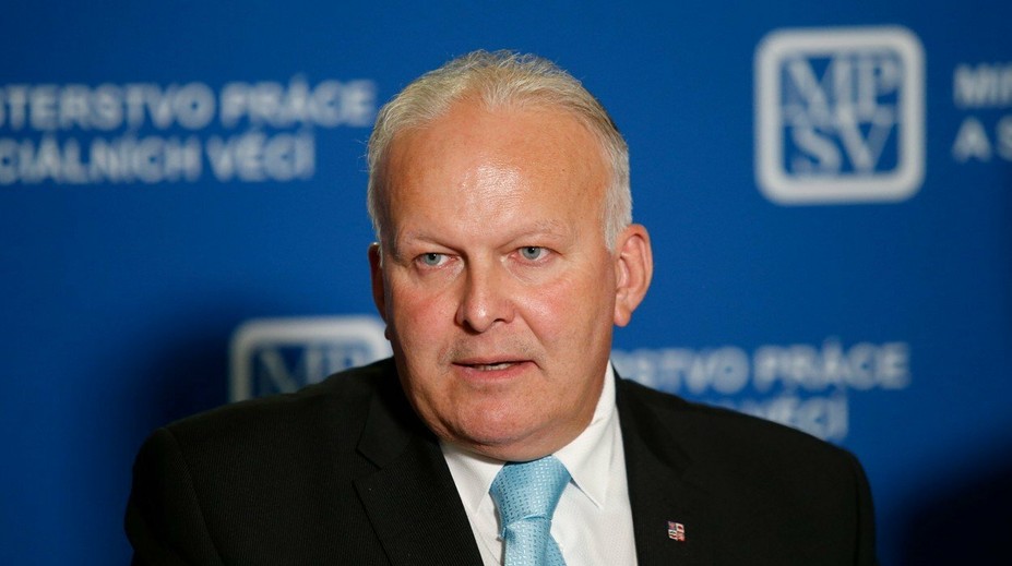 Český minister práce rezignoval. Je podozrivý z plagiátorstva