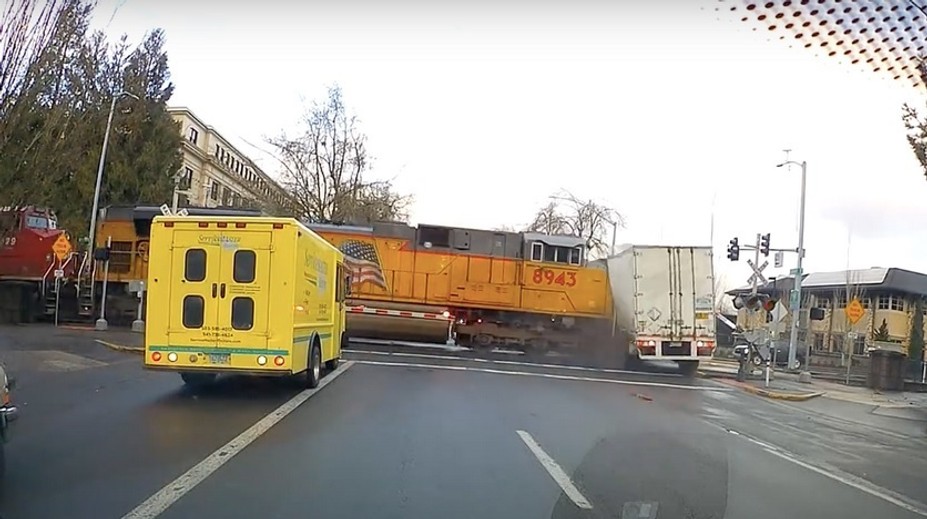 VIDEO: Kamionista ignoroval svetelné znamenie aj závory. Zrážku s vlakom zachytila kamera