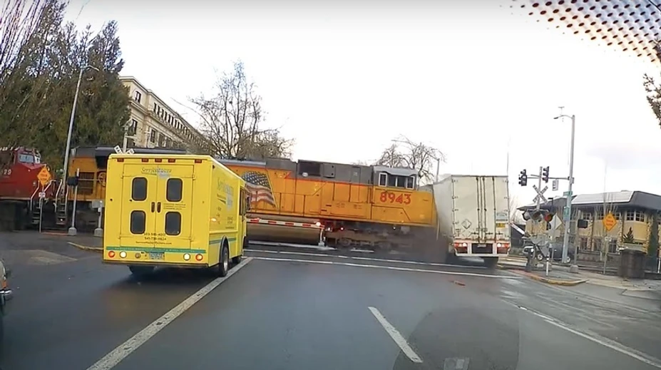 VIDEO: Kamionista ignoroval svetelné znamenie aj závory. Zrážku s vlakom zachytila kamera
