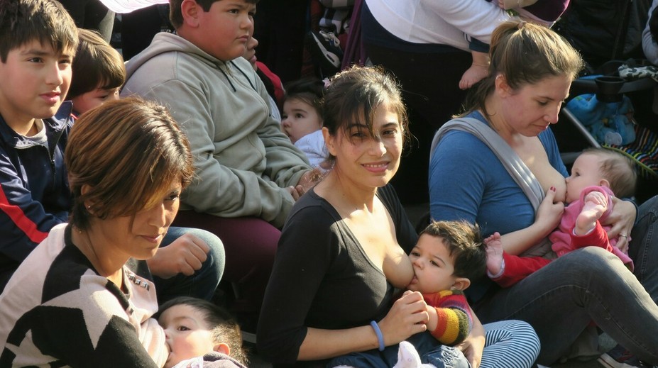 Matku vyhodili z parku, keď dojčila syna. Podporu jej vyjadrili tisícky dojčiacich žien