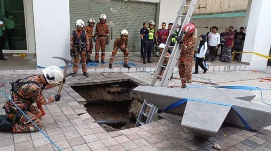 Ženu pohltila obrovská diera v chodníku. Záchranári našli len topánky