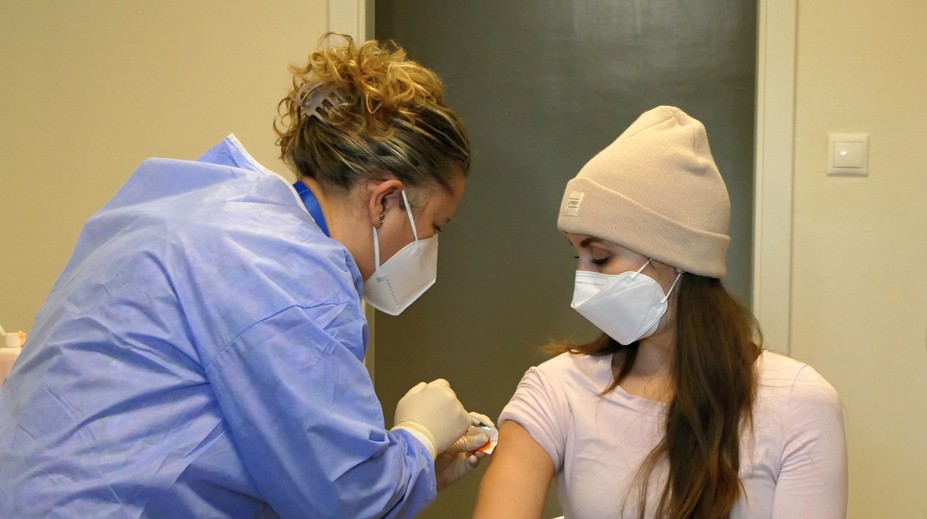 EMA posudzuje 3. dávku vakcíny od Pfizer/BioNTech pre deti vo veku 12-15 rokov