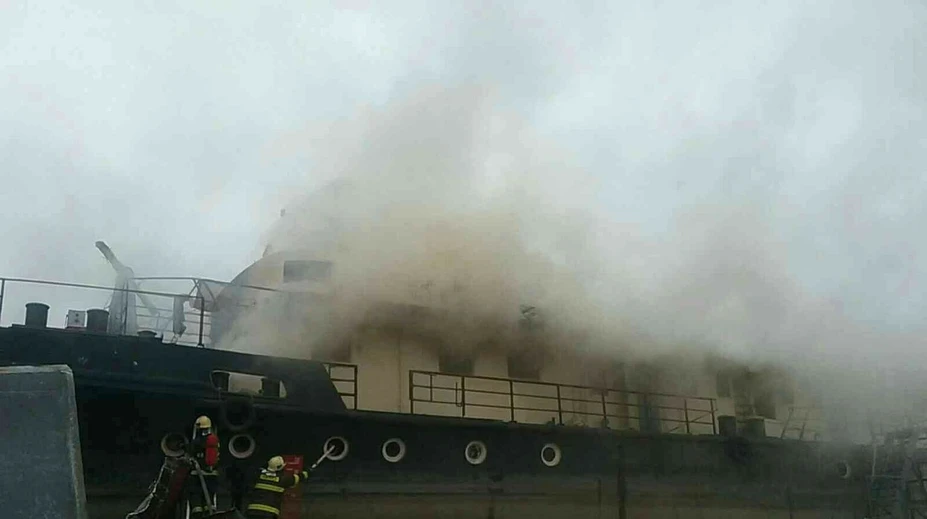 FOTO: Hasiči zasahujú pri požiari starej lode v bratislavskom Vlčom hrdle