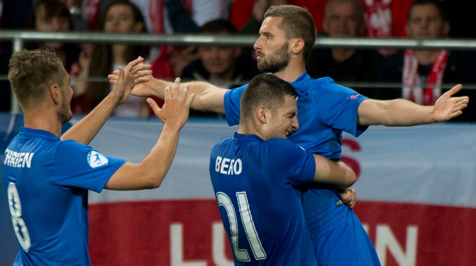 Slovenskí mladíci si v sobotu večer posvietili na Angličanov