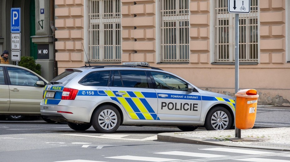 Českí policajti majú plné ruky práce. Stovky škôl dostali výhražný e-mail, že sú zamínované