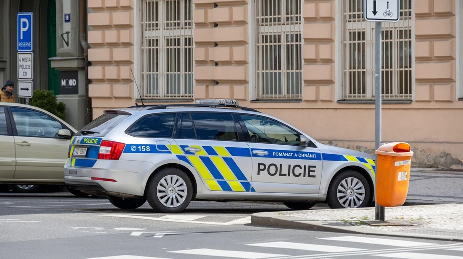 Českí policajti majú plné ruky práce. Stovky škôl dostali výhražný e-mail, že sú zamínované