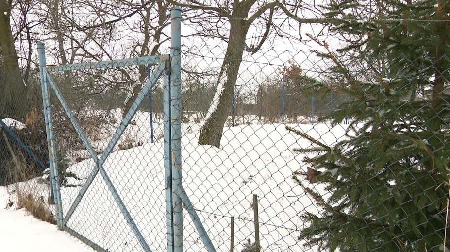 Nákladiaky mu ničia plot na záhrade. Vodohospodári si vraj postavili cestu neoprávnene