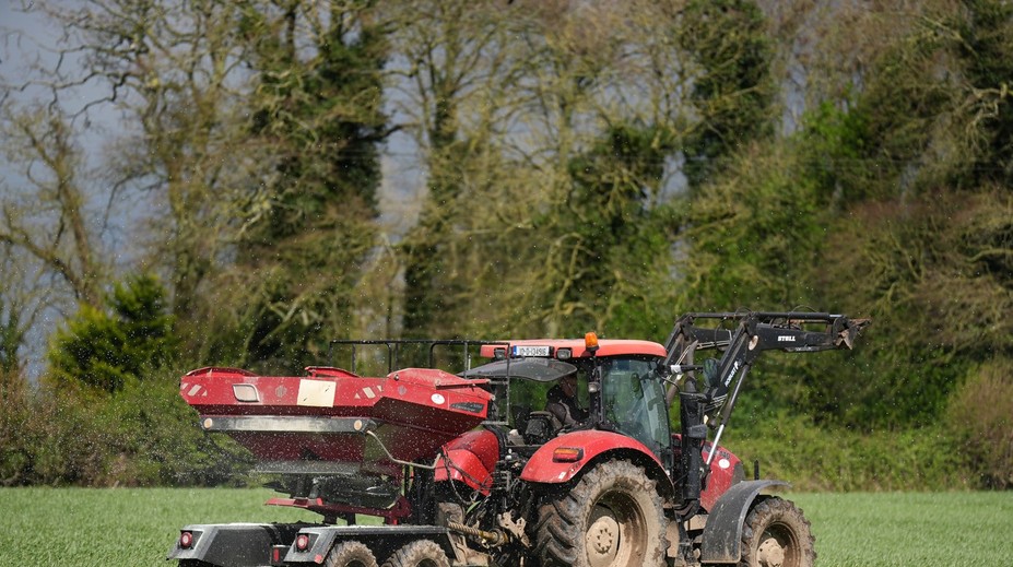 Írsky farmár na svojom poli náhodou našiel 4-tisíc rokov starý „poklad“ z doby bronzovej