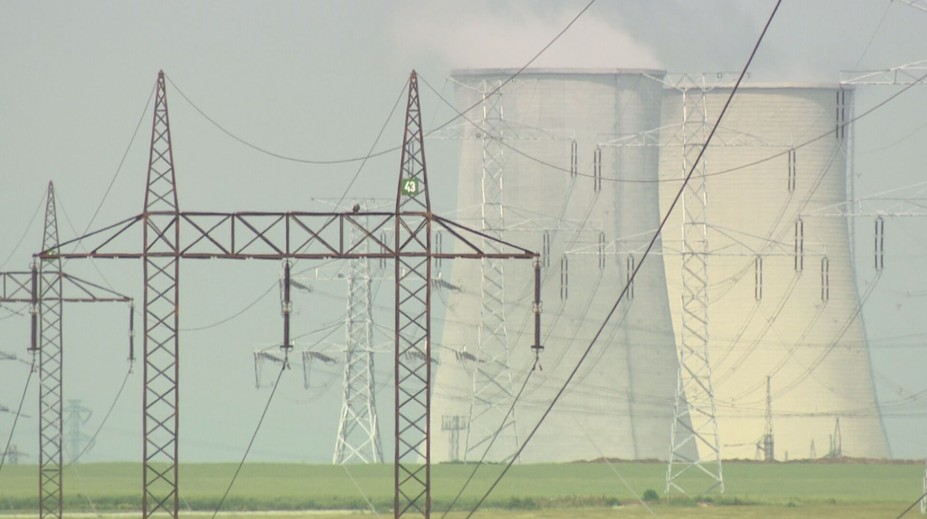 Cenu elektriny pre domácnosti zastropovali aj na ďalší rok. Pomoci sa dočkajú aj samosprávy