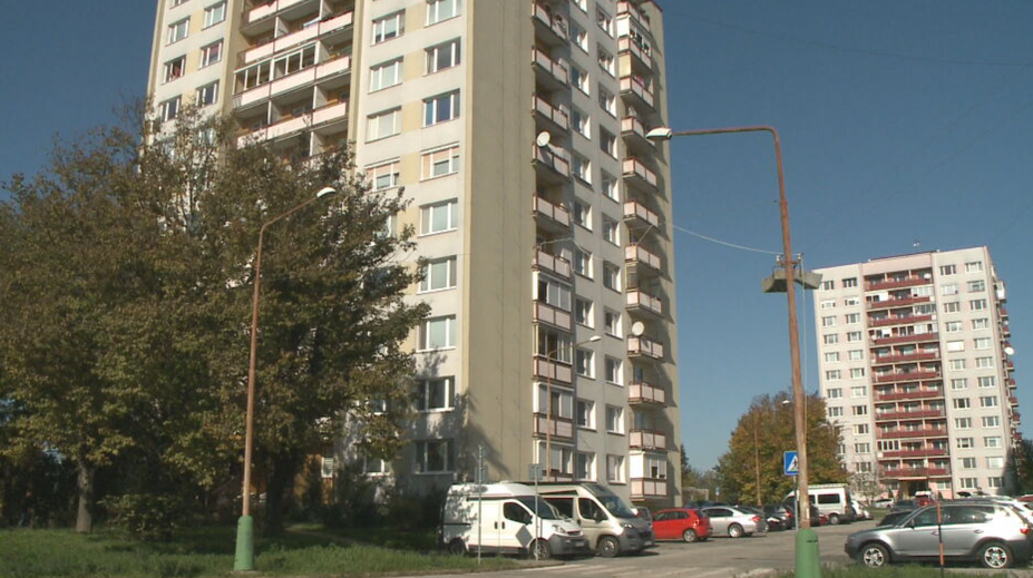 Susedia si to nevedia vysvetliť. Muž podozrivý z lúpeže pred policajtom vyskočil z okna bytovky