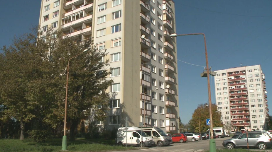 Susedia si to nevedia vysvetliť. Muž podozrivý z lúpeže pred policajtom vyskočil z okna bytovky