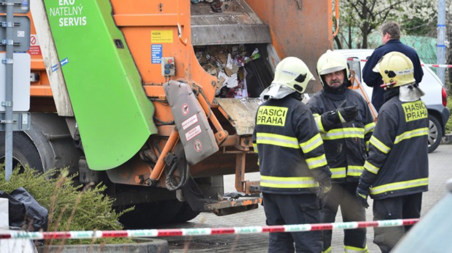 Tragédia v Česku. Smetiari si nevšimli muža v koši, auto ho rozdrvilo