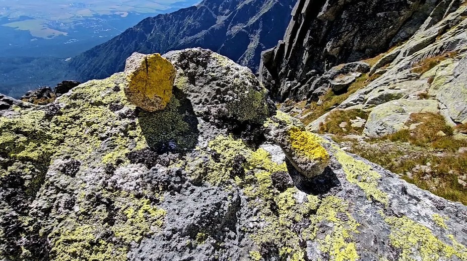 V Tatrách sa rozmáha nový nešvár. Ktosi tam sprejuje skaly na žlto