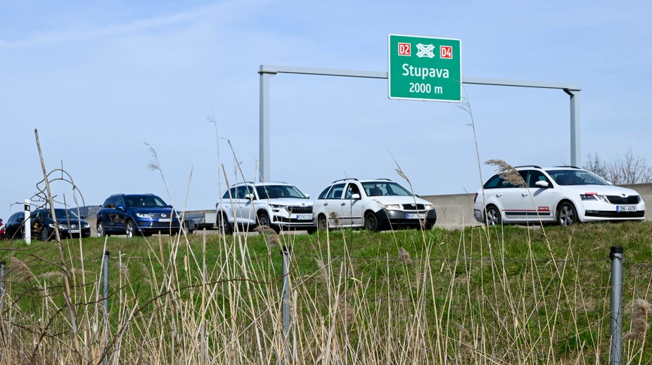 Kolóny v Bratislave. Na viacerých miestach je až hodinové zdržanie