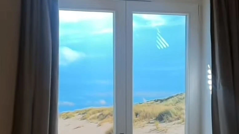 VIDEO: Z rozprávkovej dovolenky nebolo nič. Žena po príchode do izby zistila, že namiesto okna je tapeta