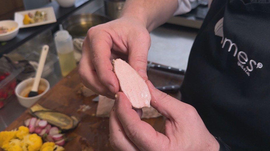 Mäso je vďaka nej šťavnaté a má lepšiu textúru. Kuchári na túto metódu varenia nedajú dopustiť