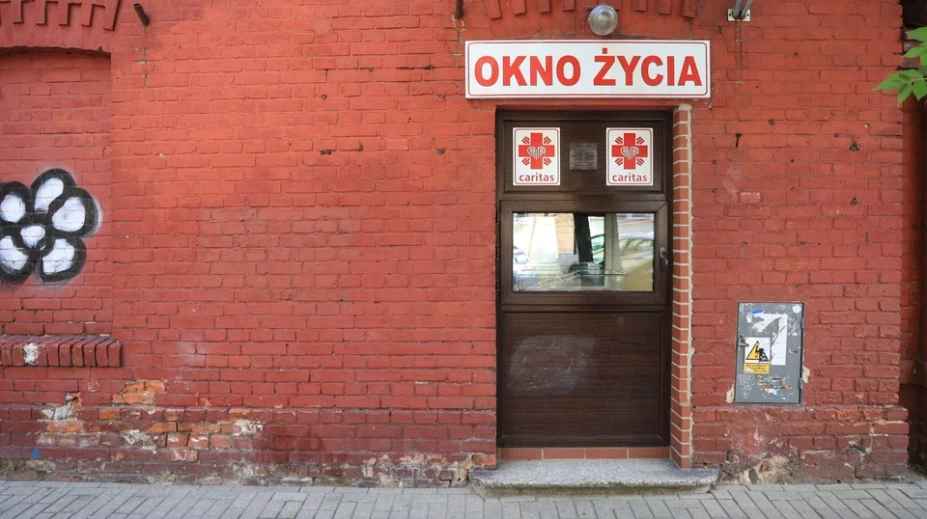 Šokujúce rozhodnutie rodičov z Poľska. Opustili svoju šesťročnú dcéru, nechali ju v hniezde záchrany