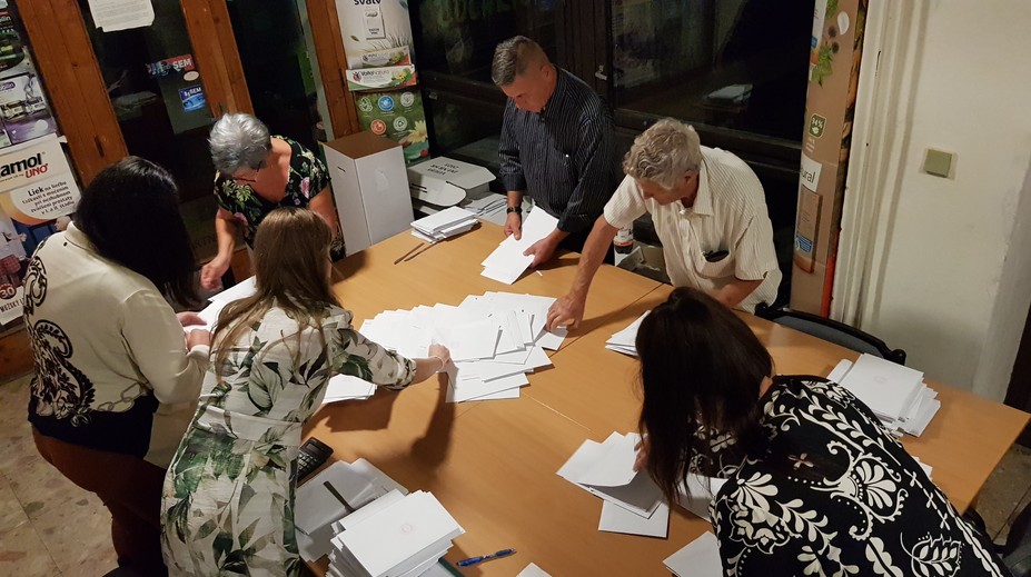 Zostali kopy papierov a kartónov. Samosprávy majú povinnosti aj po voľbách