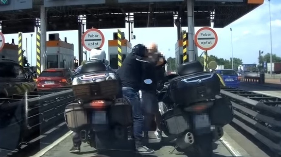VIDEO: Český vodič vyprovokoval bitku, motorkár ho však poslal k zemi. Video je hitom internetu