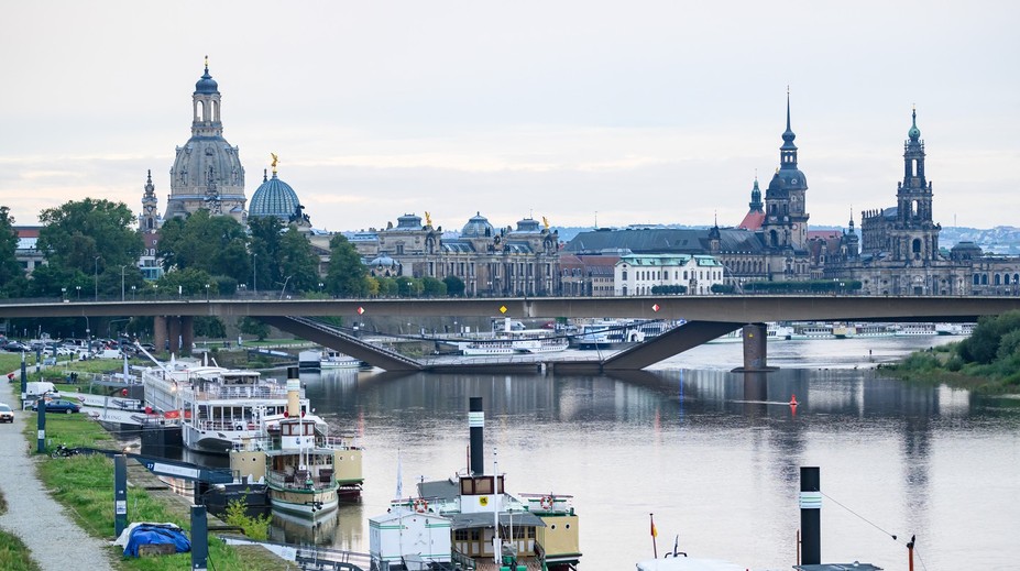 V Drážďanoch sa do rieky Labe čiastočne zrútil most