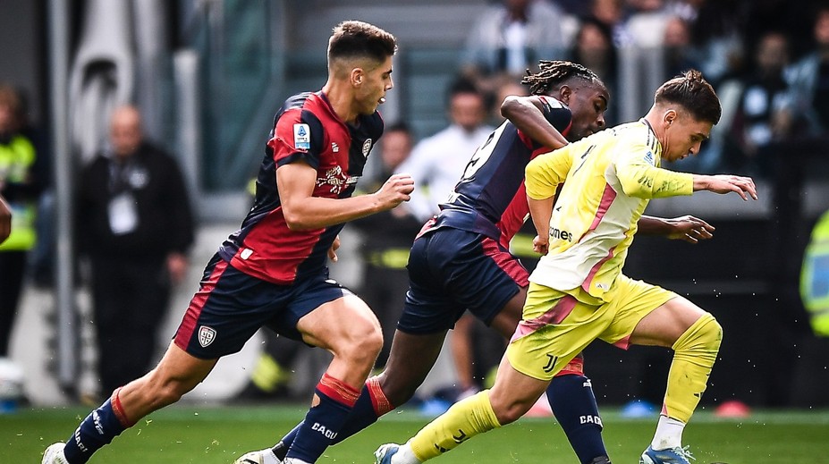 Vo Fiorentine dve červené a tri zahodené penalty. Obert ubránil Juventus, jeho Cagliari uhralo cenný výsledok