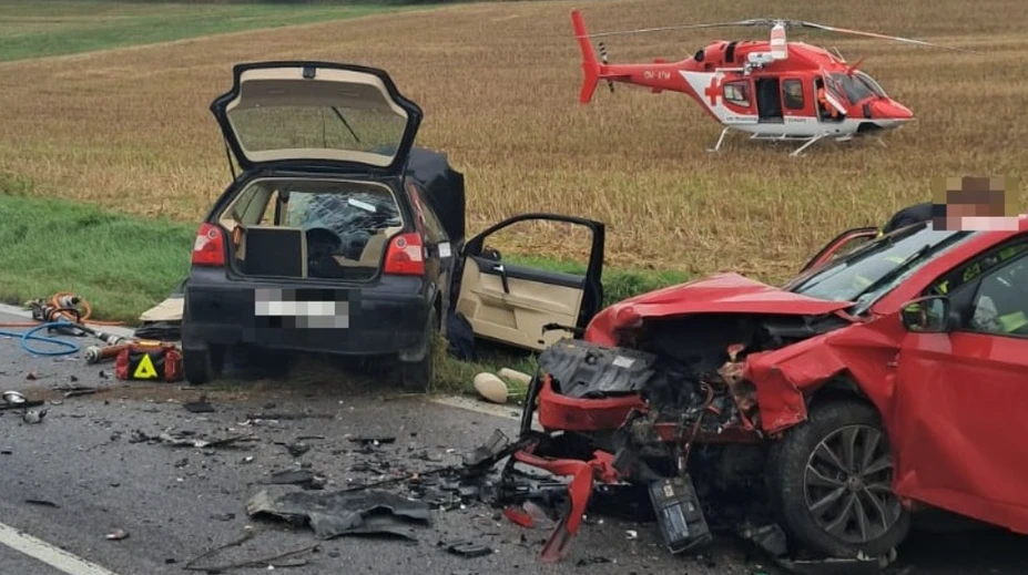 Po veľmi vážnej nehode za Kežmarkom zasahoval vrtuľník. Je zázrak, že všetci prežili