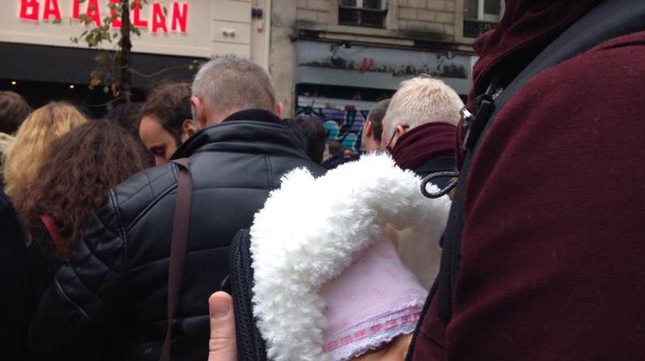 Hrala sa na mŕtvu medzi desiatkami obetí teroristov. Vďaka tomu sa stala matkou