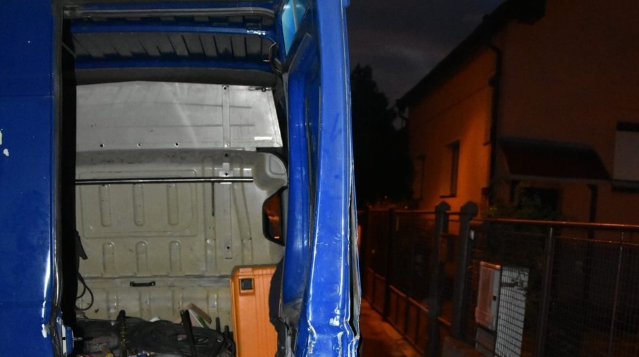Kuriózny prípad v Bratislave. Muž chcel ukradnúť veci z dodávky, poškodení ho do nej zavreli