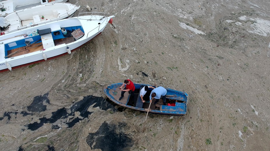 VIDEO: More v Turecku pokryl hustý sliz. Hnedú hmotu nemožno prehliadnuť