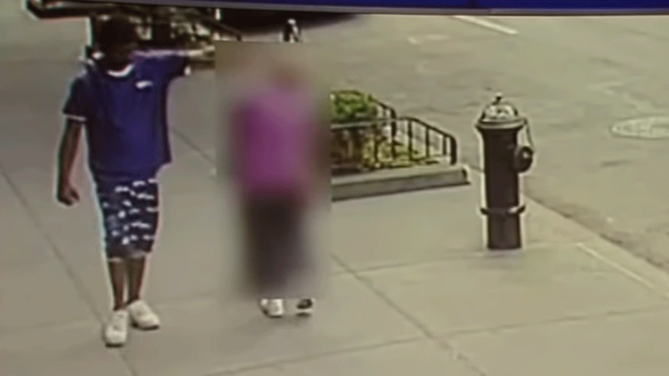 Neuveriteľná drzosť: Mladík prechádzal okolo starenky, bezdôvodne ju udrel a sotil o hydrant