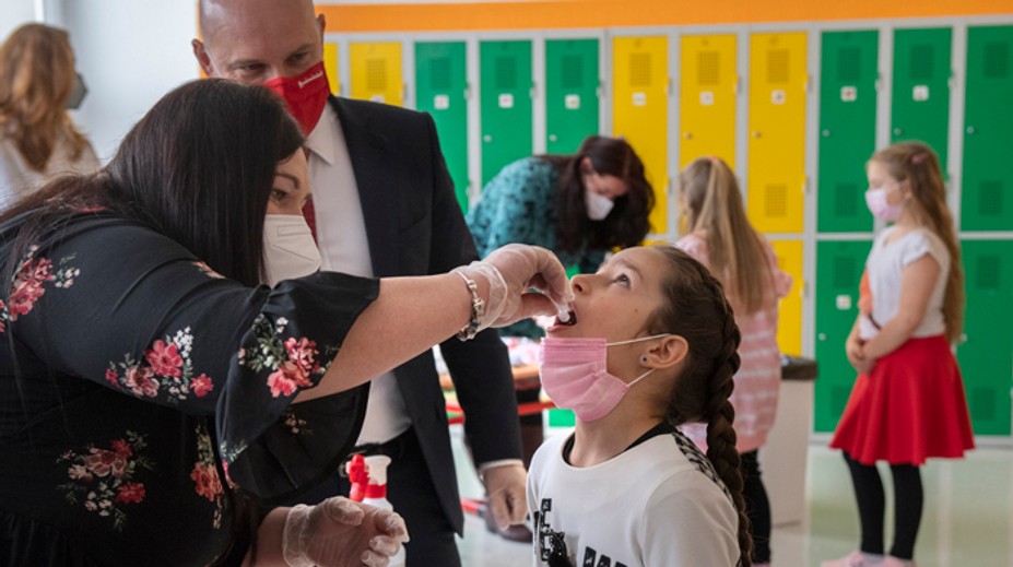 Kloktacie testy si pochvaľujú. Koľko pozitívnych žiakov odhalili počas druhého týždňa testovania?