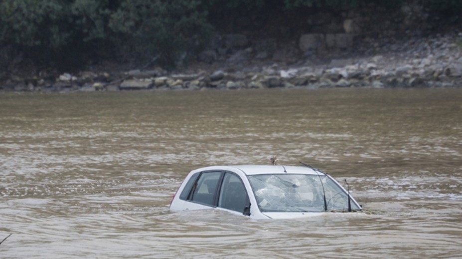 V Stankovanoch na Liptove zišlo auto z cesty a zrútilo sa do Váhu