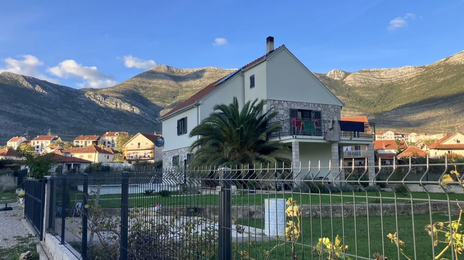 Odsúdený expolicajt Kaľavský si na úteku užíva luxus. V Bosne má veľký dom s bazénom