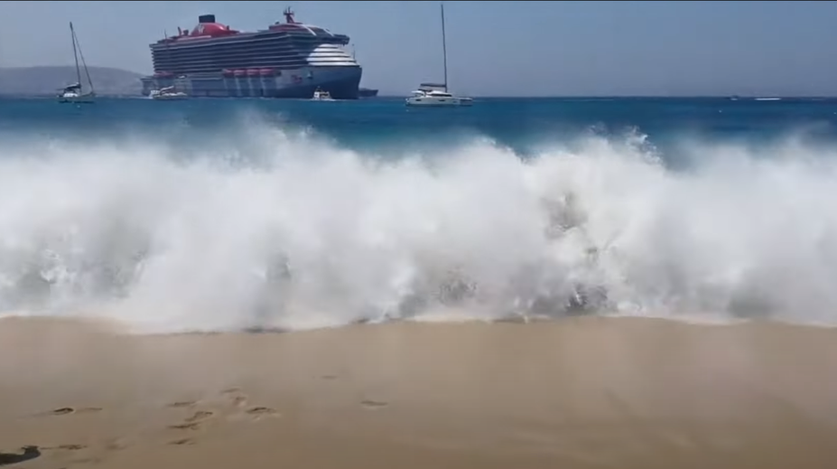 VIDEO: Výletná loď vyvolala pri gréckom ostrove obrovské vlny. Jedna z nich spláchla pláž aj s turistami