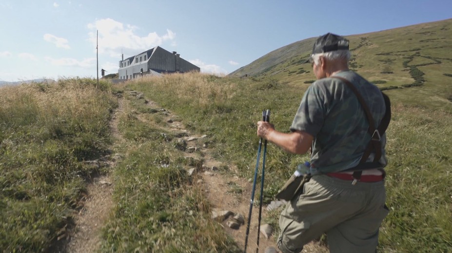 Dobrodružstvo 83-ročného turistu, aké sa len tak nevidí. Ladislav sa vybral na legendárnu Cestu hrdinov SNP