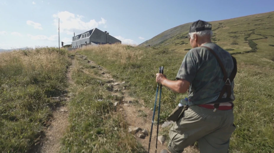 Dobrodružstvo 83-ročného turistu, aké sa len tak nevidí. Ladislav sa vybral na legendárnu Cestu hrdinov SNP