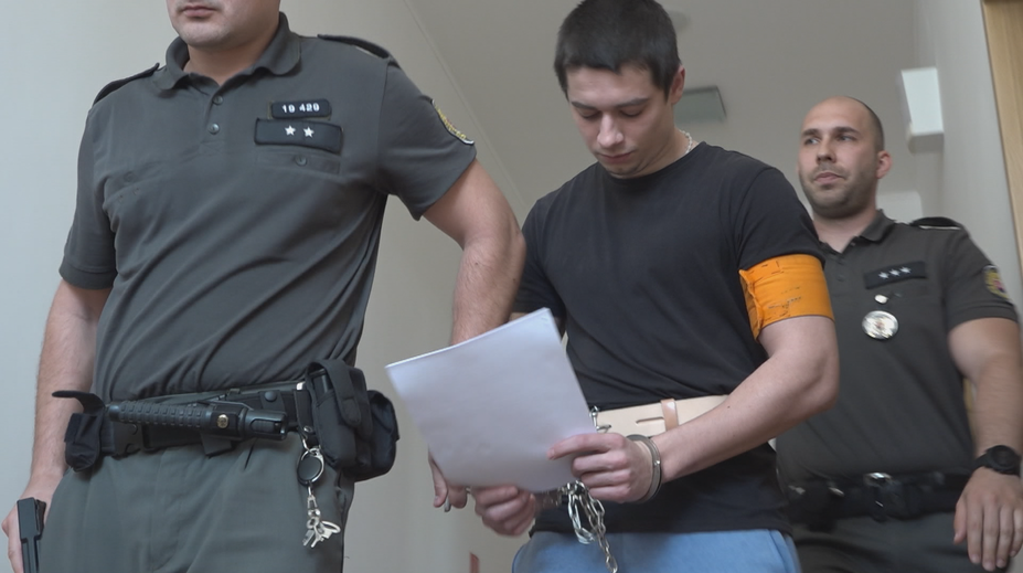 Samuel, ktorý zabil sekerou nevinnú dôchodkyňu, sa postavil pred súd. Hrozí mu až doživotie