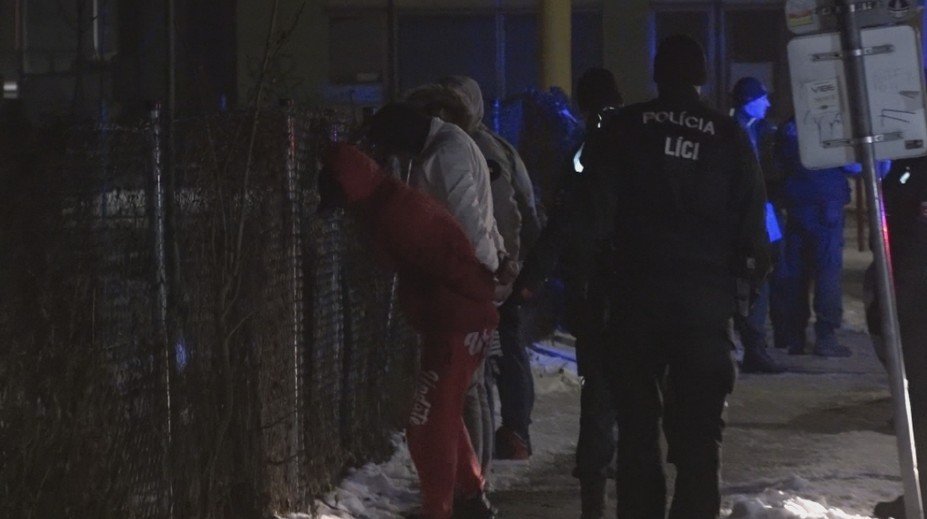 Žene ukradli kabelku, následne ju nabrali na kapotu auta. Takto to opísal svedok