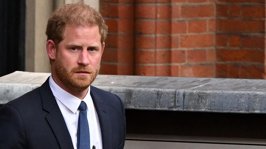 Princ Harry stiahol sťažnosť za ohováranie voči britským novinám. Bude im musieť zaplatiť státisíce