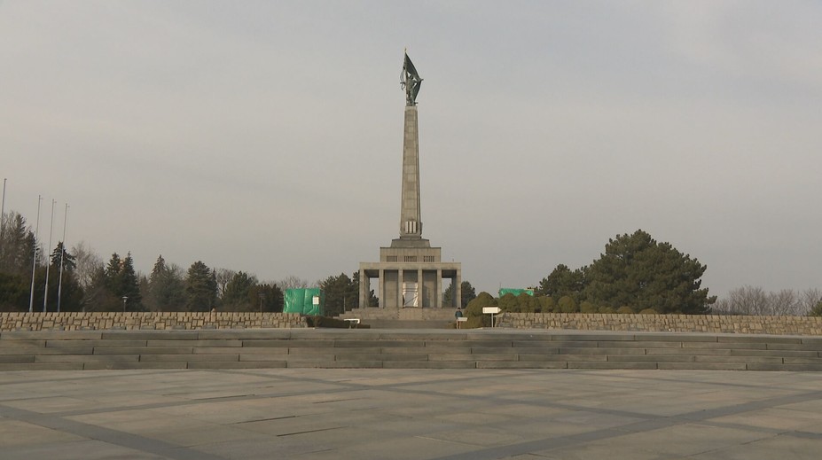 Aktivisti žiadajú vypnúť osvetlenie Slavína. Rozhodnutie je na primátorovi hlavného mesta