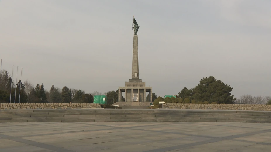 Aktivisti žiadajú vypnúť osvetlenie Slavína. Rozhodnutie je na primátorovi hlavného mesta