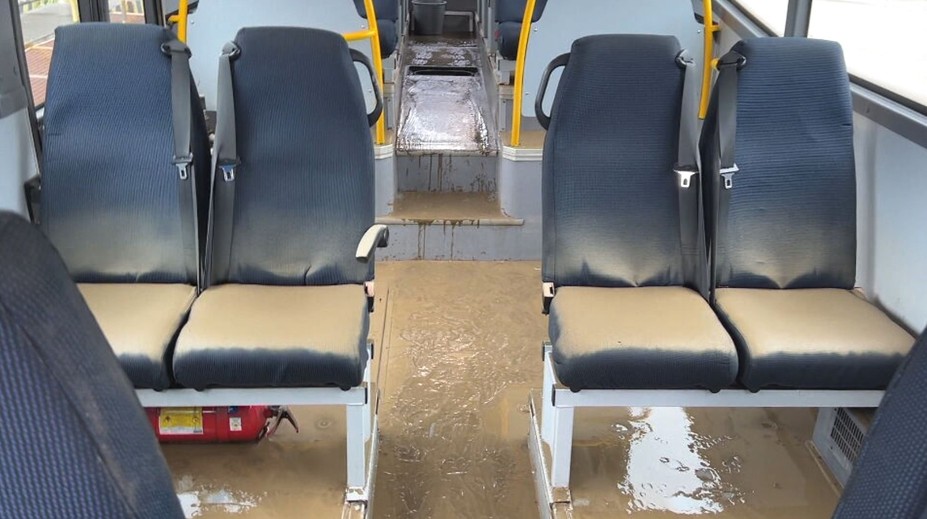 Záplavy na Kysuciach potrápili autobusového dopravcu. Vozidlá plné blata sa snažia dať do prevádzky