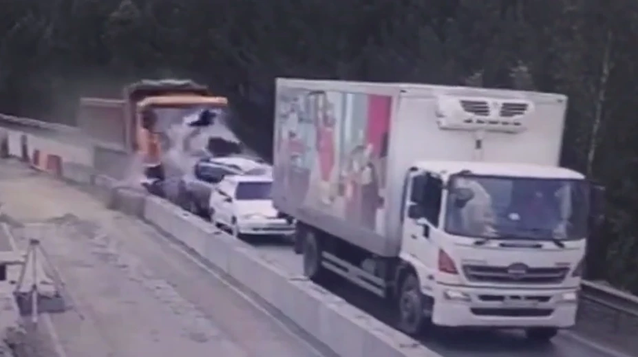 VIDEO: Plne naložený nákladiak na diaľnici rozdrvil viacero áut, štyri osoby zahynuli