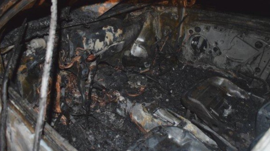 Len 16-ročný chlapec spôsobil nehodu: Z horiaceho auta ho museli vyťahovať svedkovia nehody