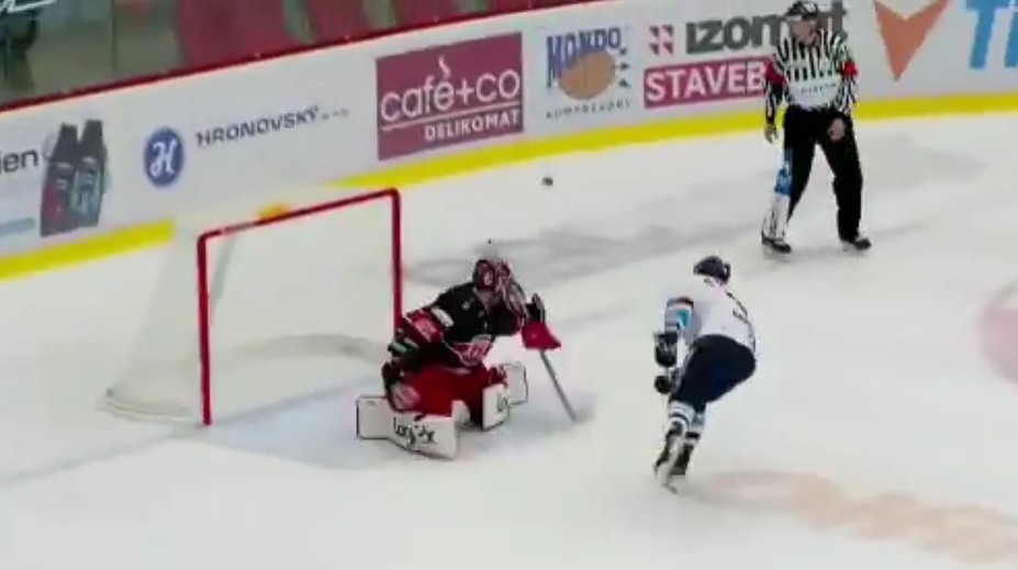 VIDEO: Slovák Gríger dal z nájazdu najkurióznejší gól roka v českej hokejovej extralige