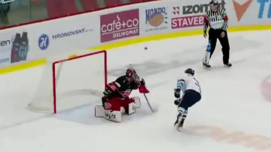 VIDEO: Slovák Gríger dal z nájazdu najkurióznejší gól roka v českej hokejovej extralige