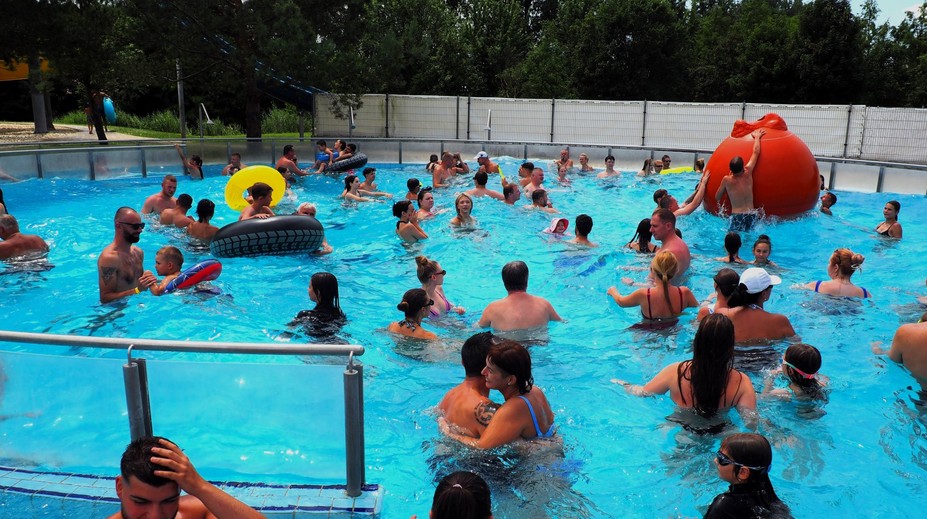 Pri kúpaní v bazéne či jazere si dávajte pozor. Špinavá voda môže spôsobiť infekciu očí